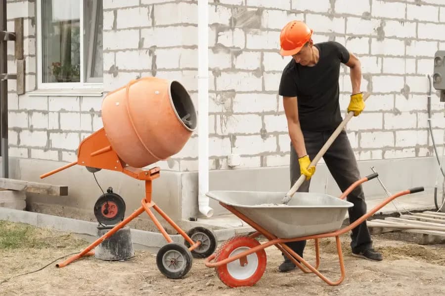 Czy dolewanie wody do betonu to oszczędność czy marnotrawstwo materiału?